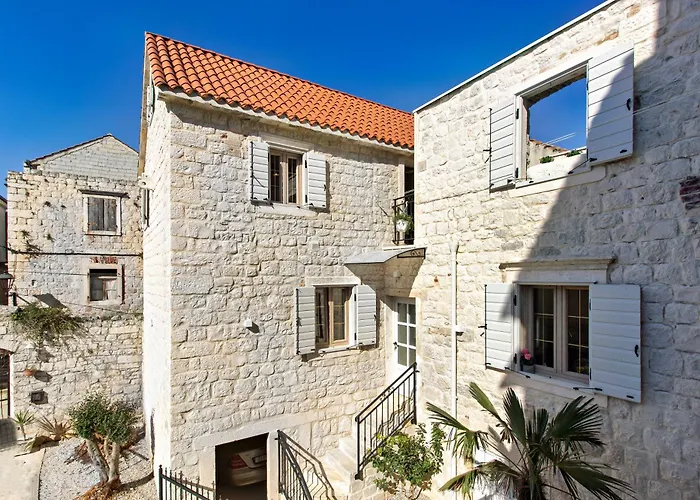 Kamena U Mirnoj Ulici Blizu Centra Trogira Vila *