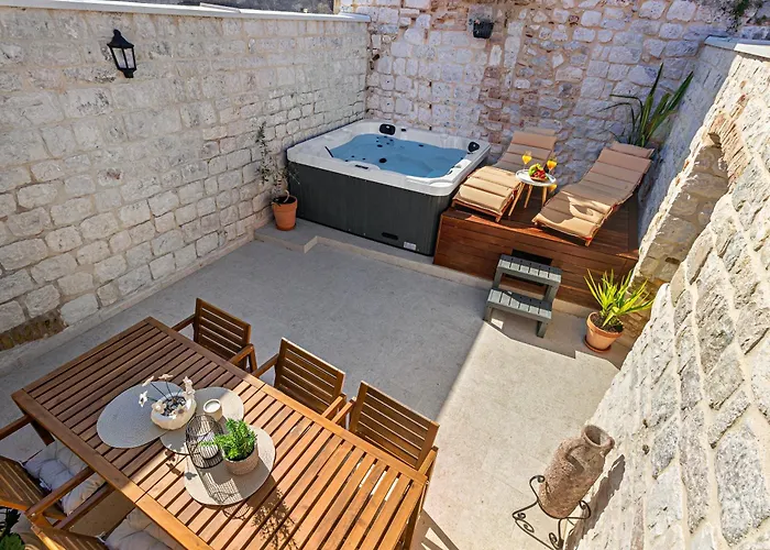 Kamena U Mirnoj Ulici Blizu Centra Trogira Vila Trogir