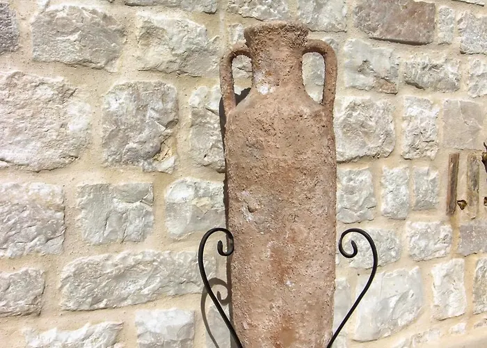 Kamena U Mirnoj Ulici Blizu Centra Trogira *