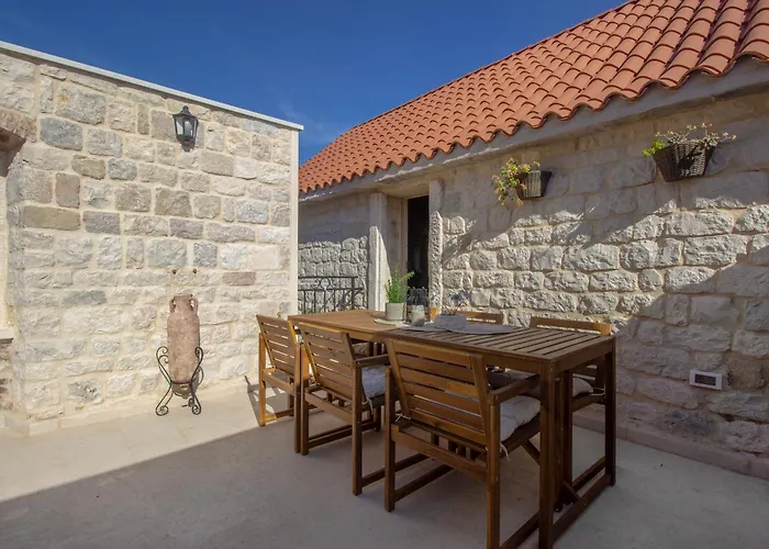 Kamena U Mirnoj Ulici Blizu Centra Trogira * Trogir