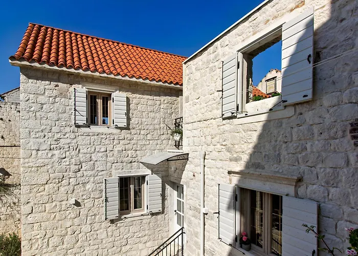 Kamena U Mirnoj Ulici Blizu Centra Trogira Vila *