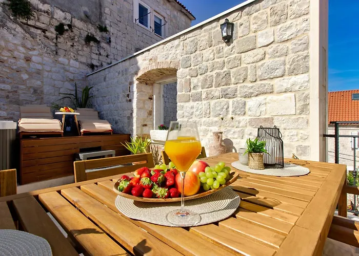 Kamena U Mirnoj Ulici Blizu Centra Trogira