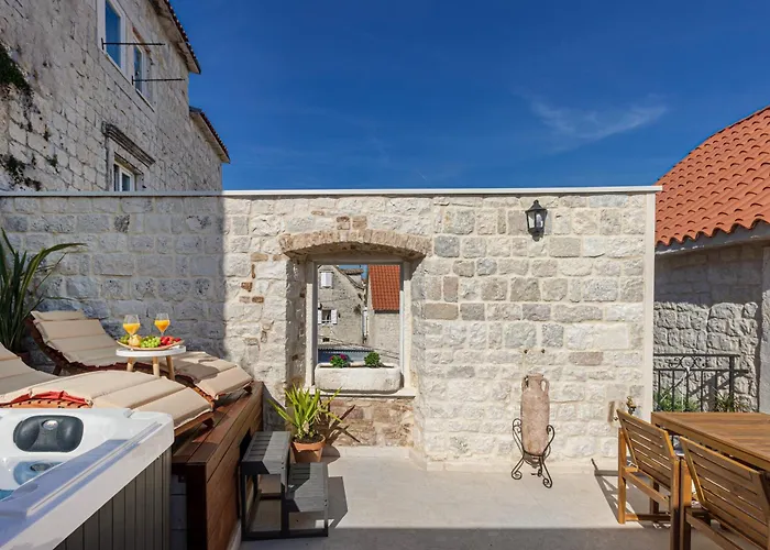 Vila Kamena U Mirnoj Ulici Blizu Centra Trogira