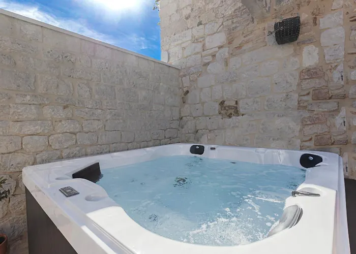 Kamena U Mirnoj Ulici Blizu Centra Trogira Vila *