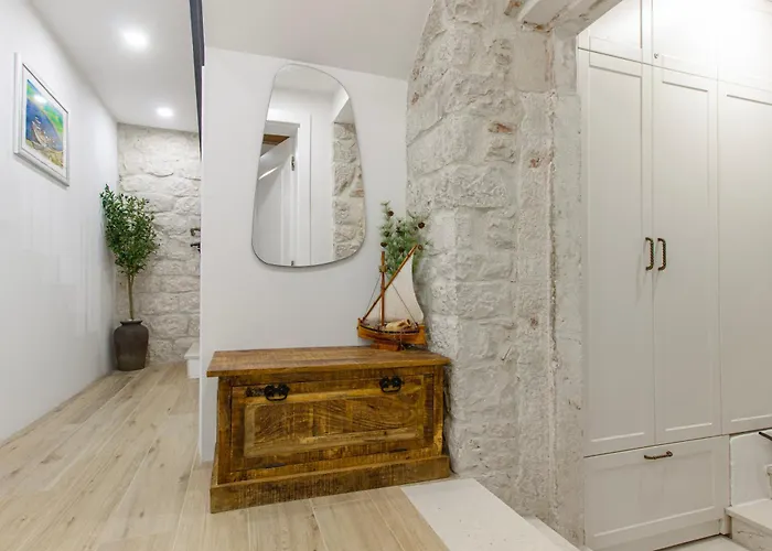 Kamena U Mirnoj Ulici Blizu Centra Trogira Vila Trogir