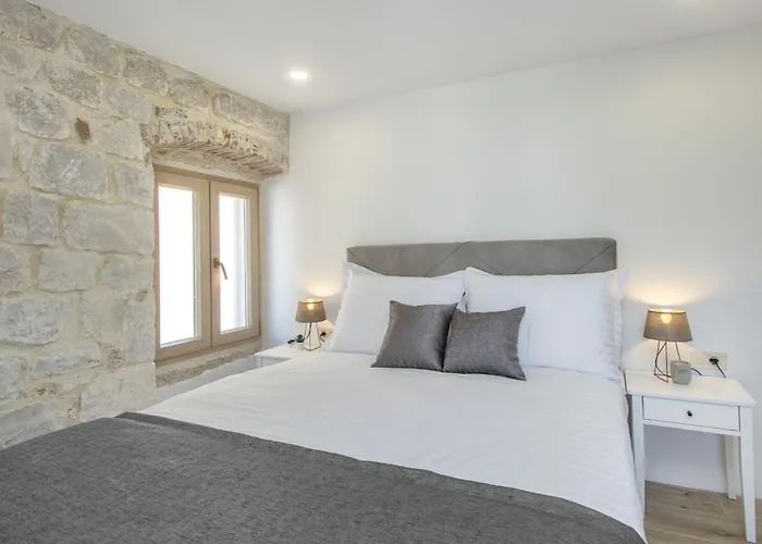 Kamena U Mirnoj Ulici Blizu Centra Trogira