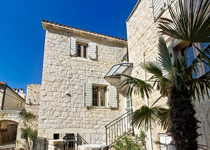 Kamena U Mirnoj Ulici Blizu Centra Trogira Vila