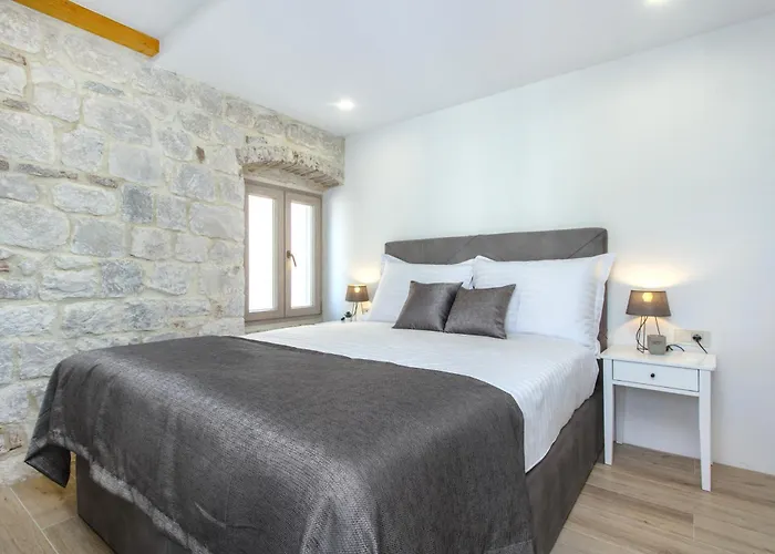 Vila Kamena U Mirnoj Ulici Blizu Centra Trogira *