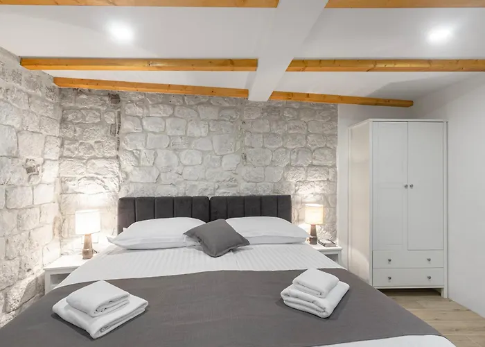 Kamena U Mirnoj Ulici Blizu Centra Trogira Vila Trogir