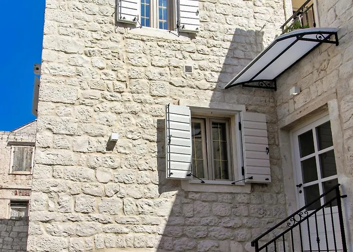 Vila Kamena U Mirnoj Ulici Blizu Centra Trogira Trogir