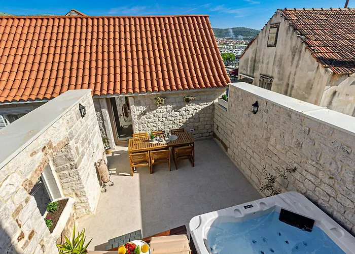 Kamena U Mirnoj Ulici Blizu Centra Trogira Vila