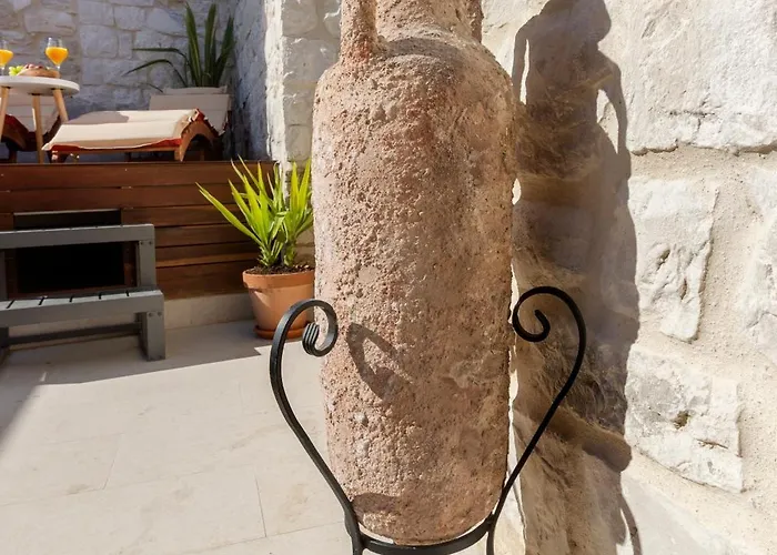 Vila Kamena U Mirnoj Ulici Blizu Centra Trogira