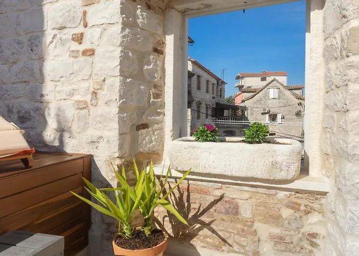 Kamena U Mirnoj Ulici Blizu Centra Trogira Vila *