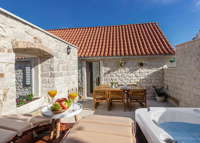 Kamena U Mirnoj Ulici Blizu Centra Trogira Vila Trogir