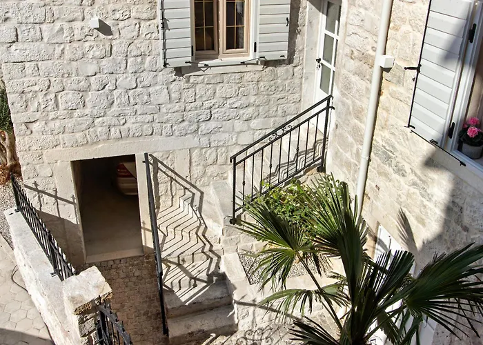 Kamena U Mirnoj Ulici Blizu Centra Trogira Vila *