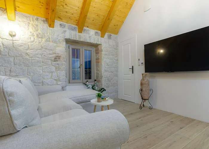 Kamena U Mirnoj Ulici Blizu Centra Trogira Vila Trogir