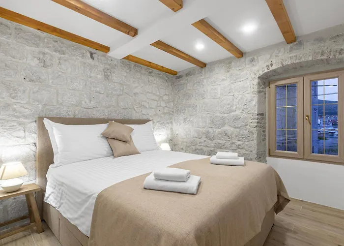 Kamena U Mirnoj Ulici Blizu Centra Trogira * Trogir