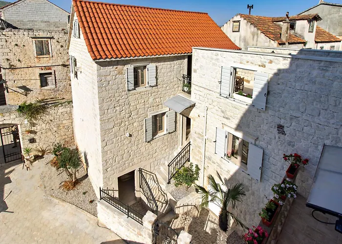 Kamena U Mirnoj Ulici Blizu Centra Trogira Vila