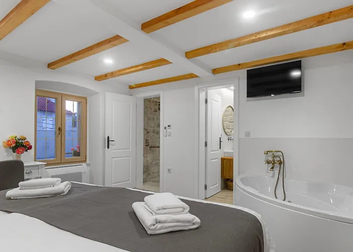 Vila Kamena U Mirnoj Ulici Blizu Centra Trogira Trogir