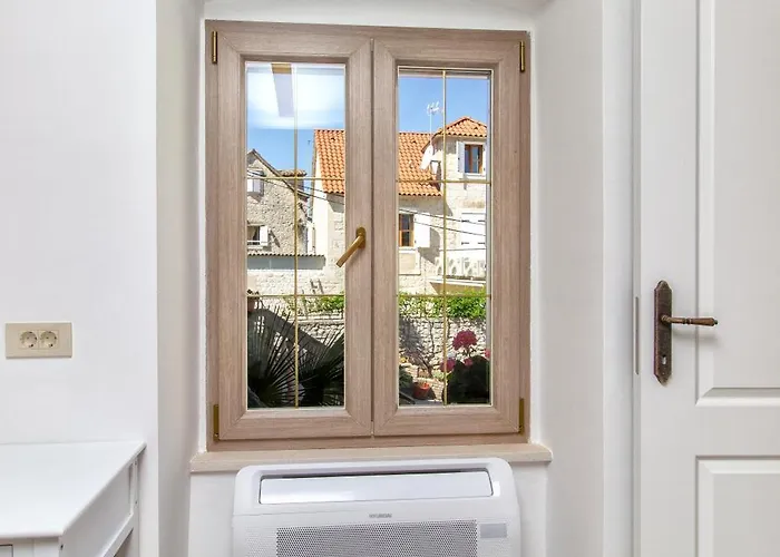 Kamena U Mirnoj Ulici Blizu Centra Trogira Vila *