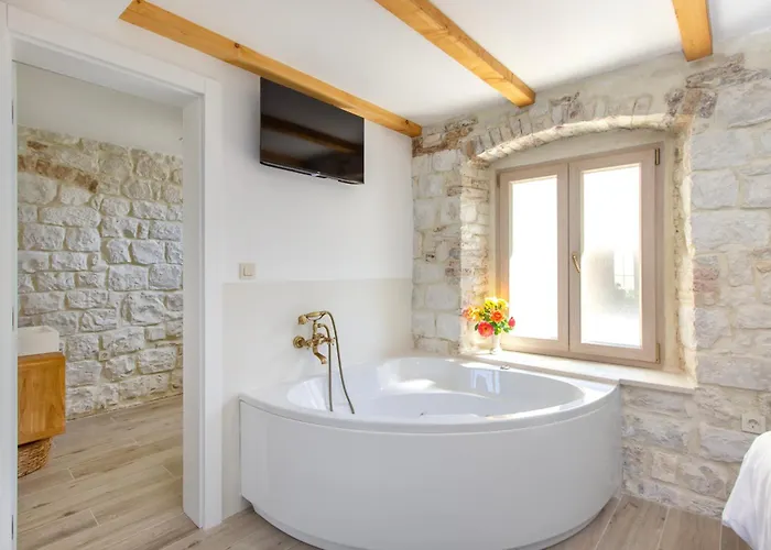 Vila Kamena U Mirnoj Ulici Blizu Centra Trogira Trogir