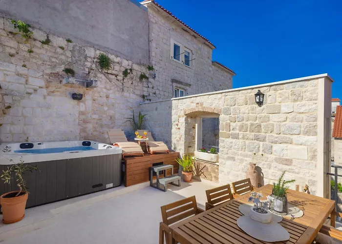 Kamena U Mirnoj Ulici Blizu Centra Trogira *