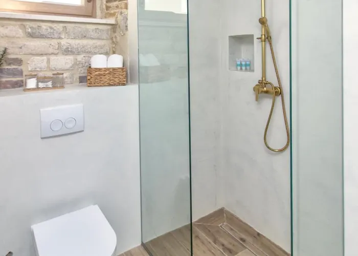 Kamena U Mirnoj Ulici Blizu Centra Trogira Vila